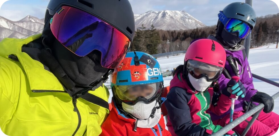 家族でスキーを楽しむ写真