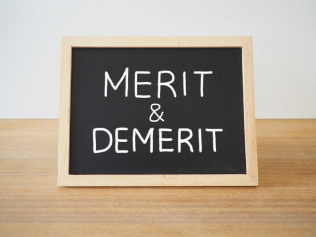 merit demeritと書かれた小さい黒板
