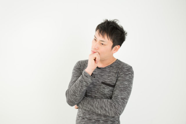 違いについて考えこんでいる男性