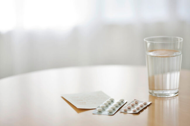 机に置かれた水と薬