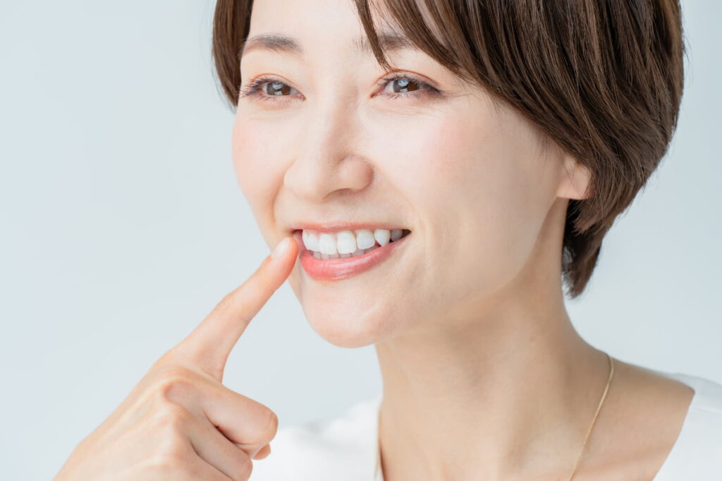 歯を矯正した笑顔の女性