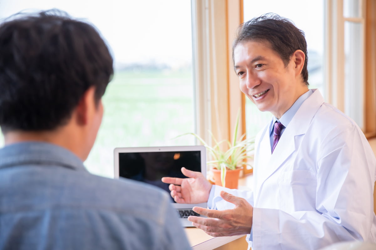 マウスピースの相談にのる歯科医師