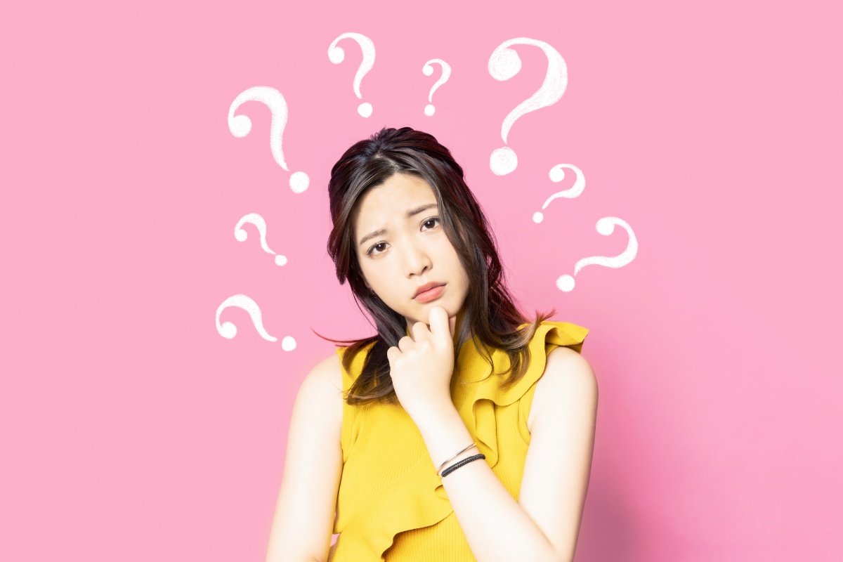 インビザライン矯正に疑問のある女性