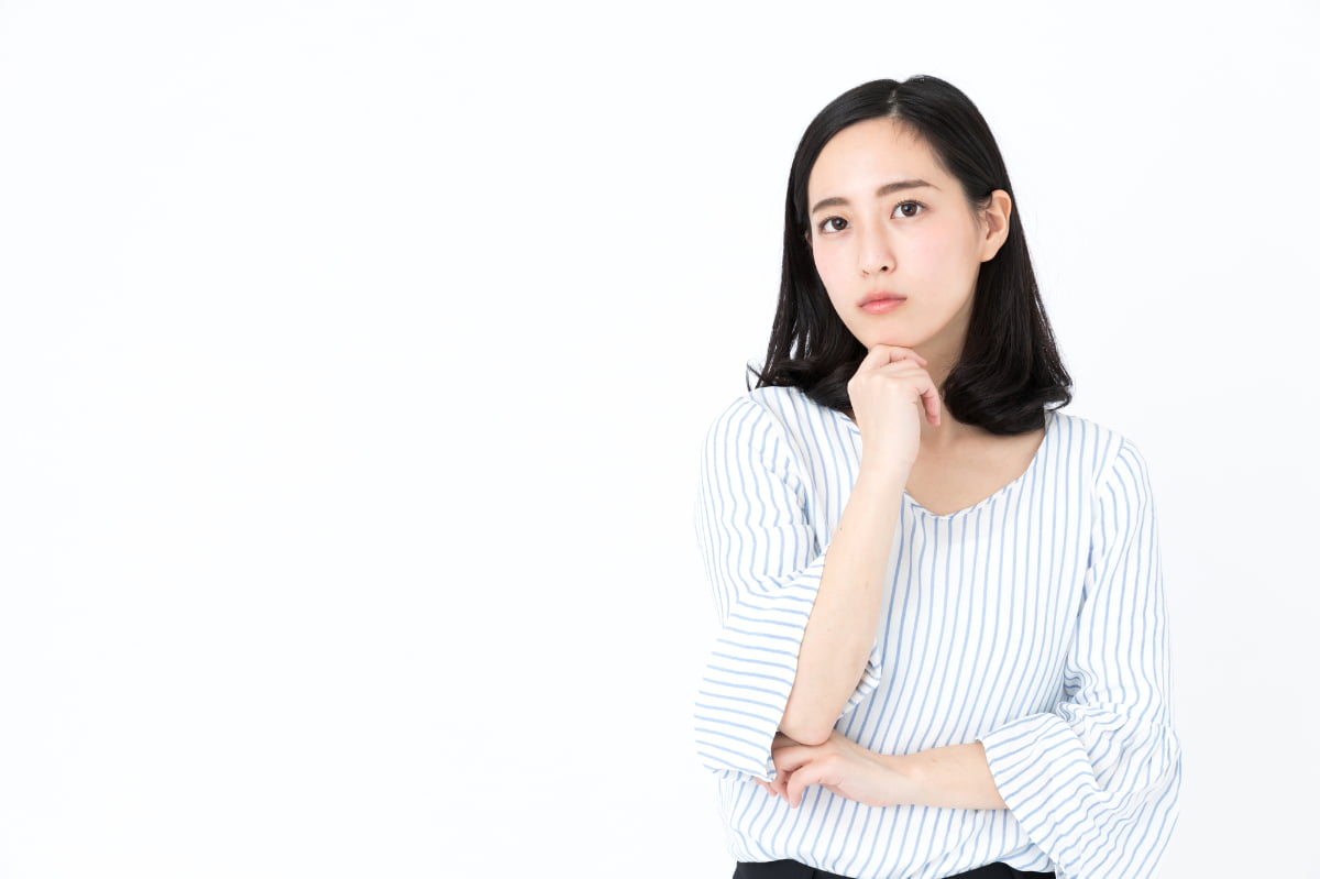 マウスピースについて悩む女性