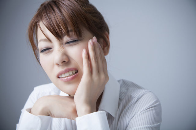 食いしばりする女性