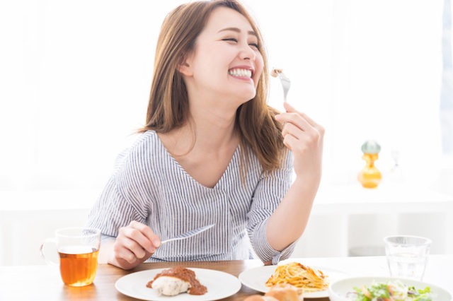 食事をする女性