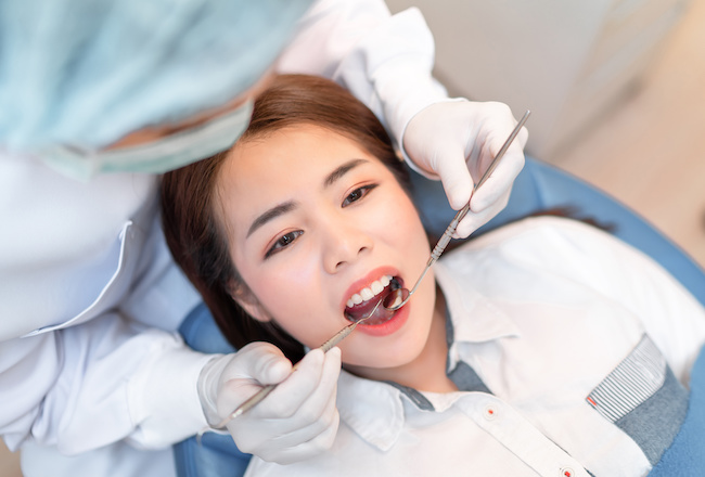 歯医者で治療を受ける