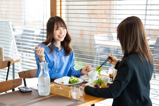 友人と外食を楽しむ女性