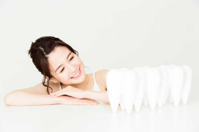 ホワイトニングをしている女性