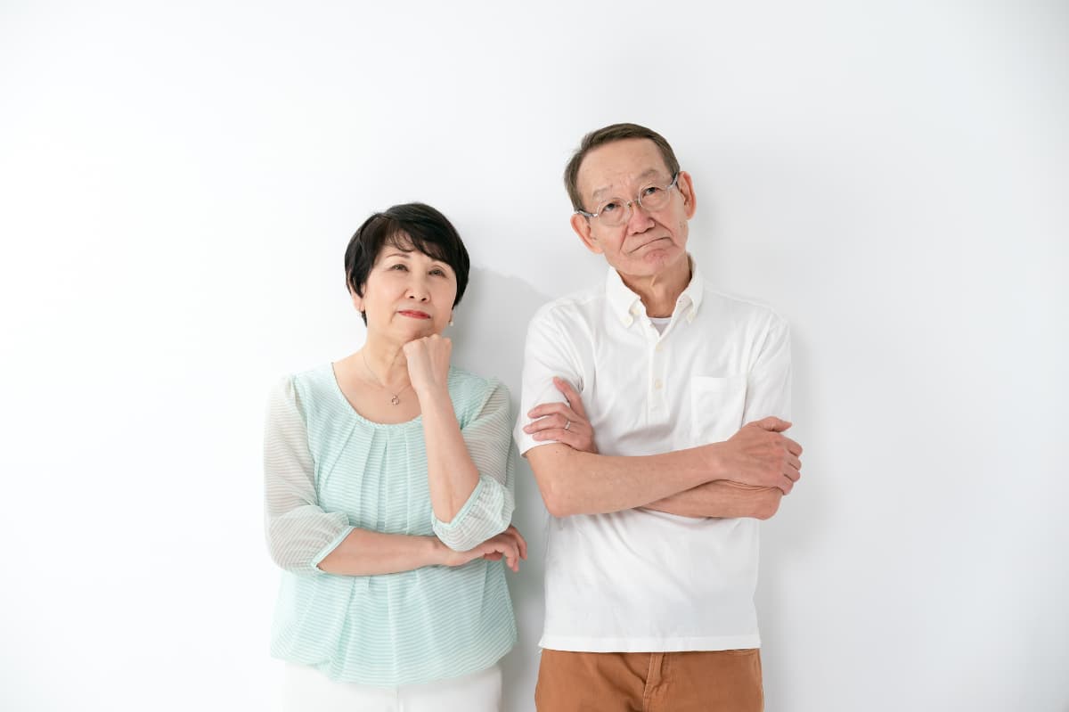 入れ歯が合わなくなる原因を考えるシニア夫婦