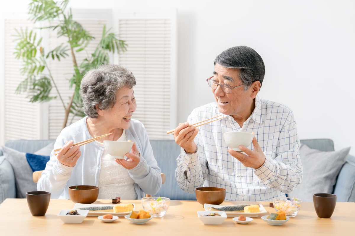 入れ歯を調整して食事を楽しむシニア夫婦