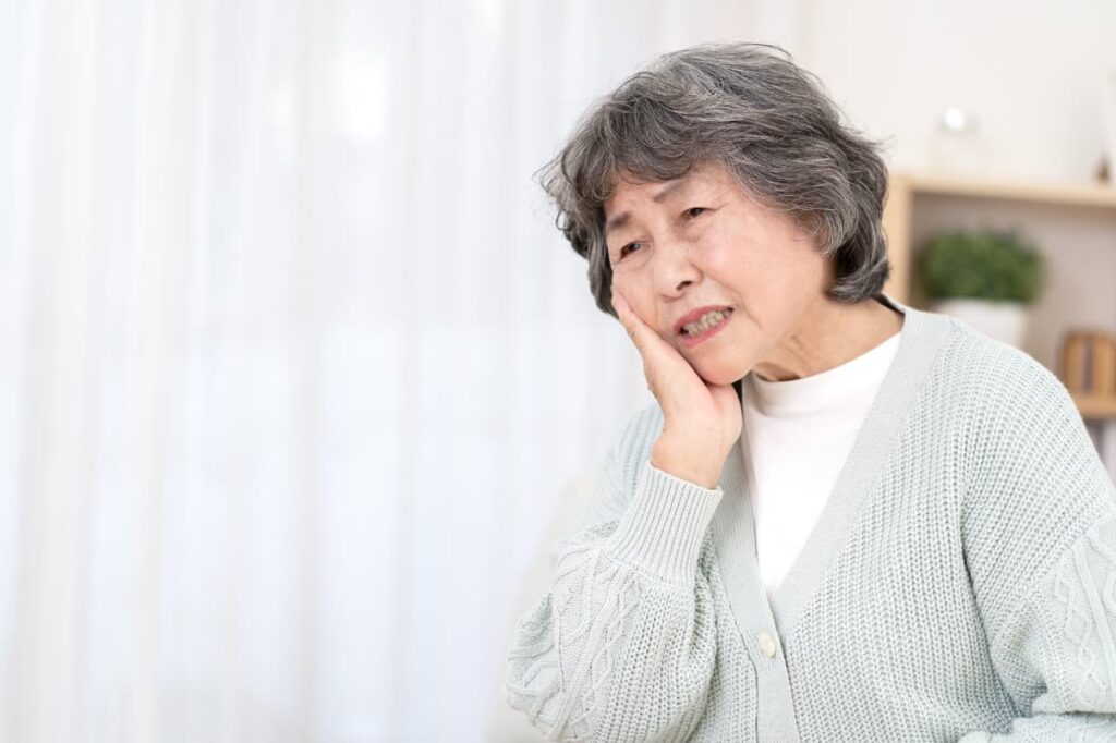 入れ歯が合わなくなったと感じるシニア女性