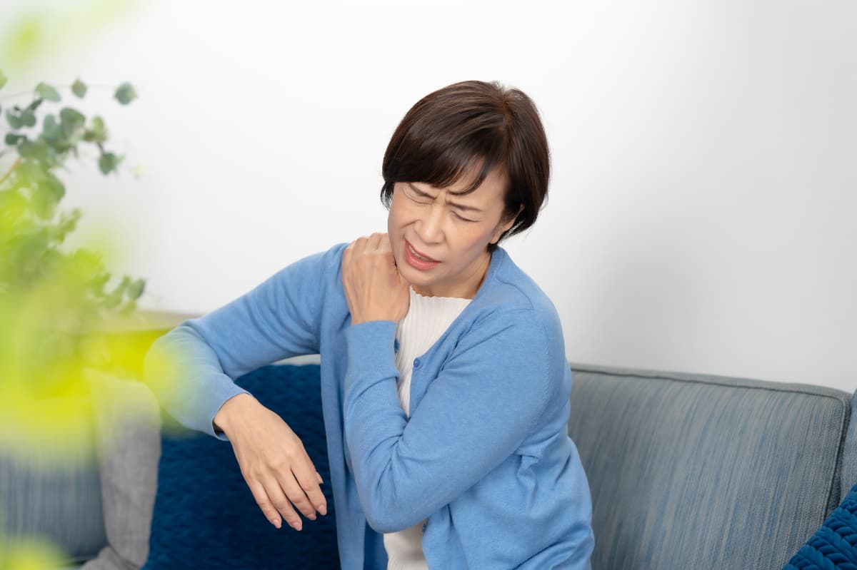 入れ歯が合わないことで肩こりがひどくなった女性