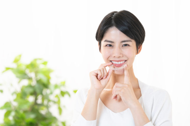 マウスピース矯正をする女性