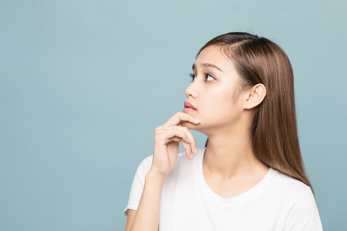 ホワイトニングできない人はいるのか考える女性