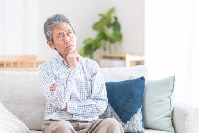 入れ歯の平均寿命について考える高齢男性