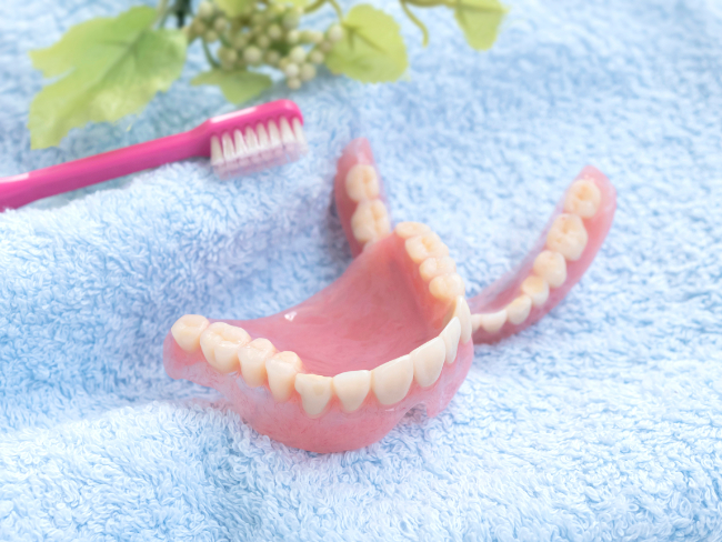 入れ歯のお手入れをするイメージ
