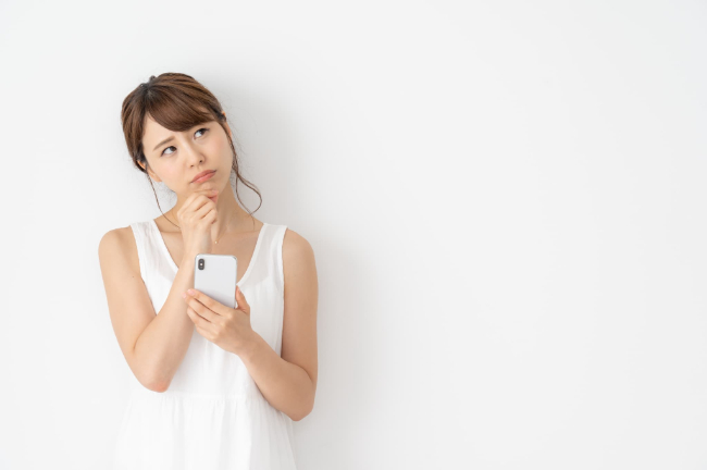 マウスピース矯正で抜歯が必要になるケースを考える女性