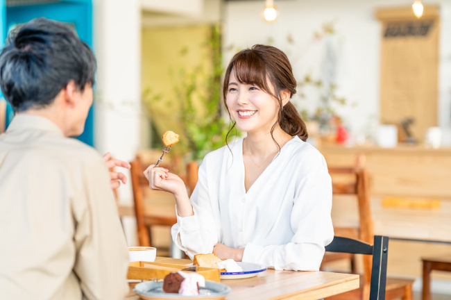カフェで楽しそうにデートする女性