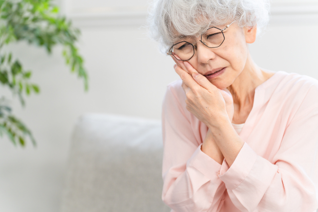 入れ歯が寿命を迎え痛みを感じるようになった高齢女性
