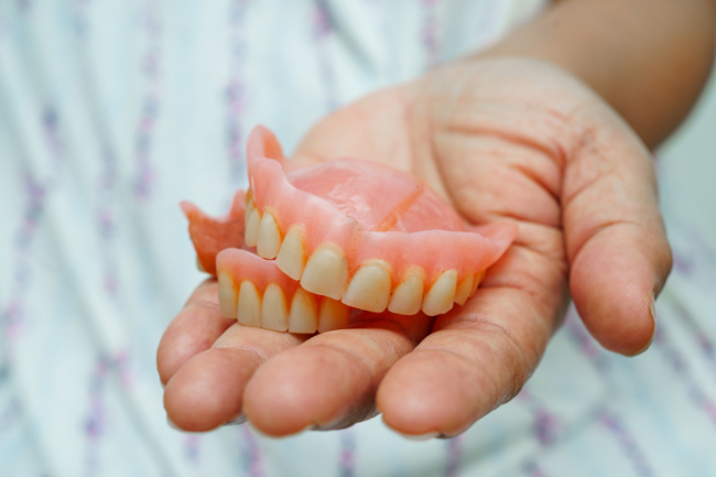 入れ歯を持つ手
