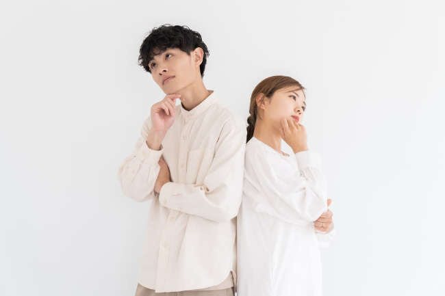 マウスピース矯正でよくある誤解について考える男女