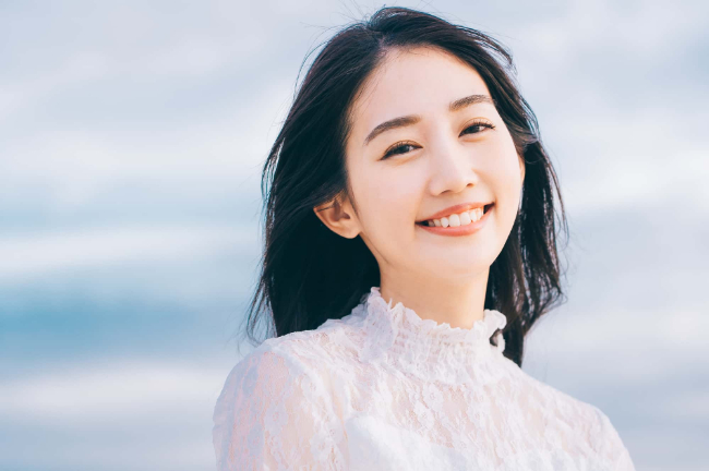 大人になってから歯列矯正治療を受けた美しい歯ならびで笑う女性