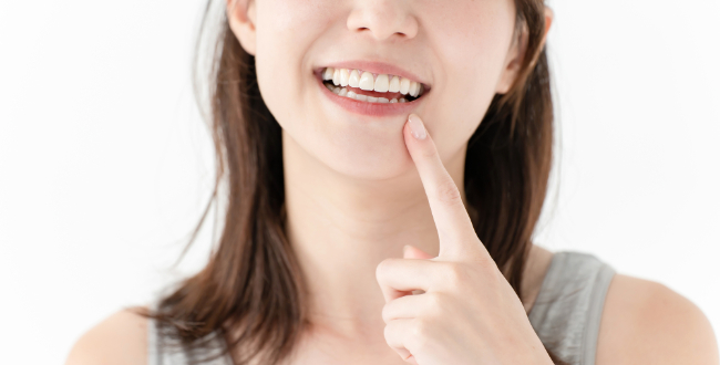 大人になってから歯列矯正をして綺麗な歯ならびになるイメージ