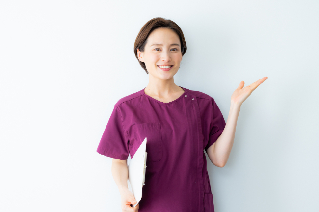 インプラントと他の治療法との違いを紹介する歯科医師