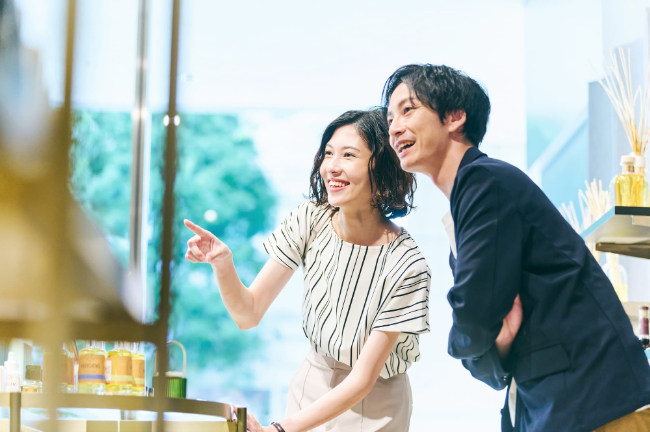 ショッピングを楽しむカップル