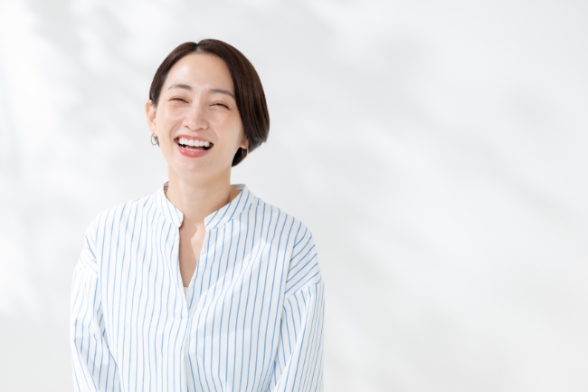 歯の矯正治療が終わり笑顔を見せる女性