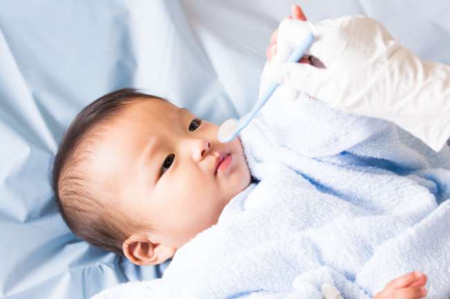 歯医者で予防処置を受ける適齢期の子ども