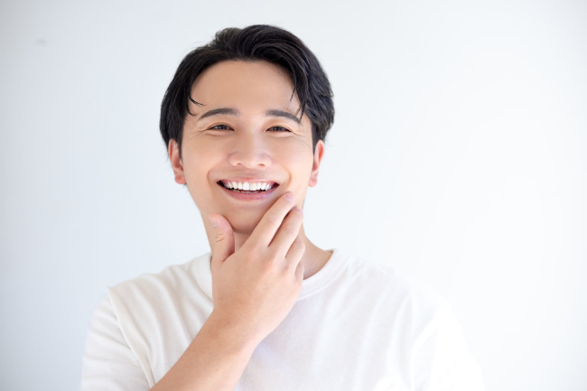 きれいな歯で微笑む男性