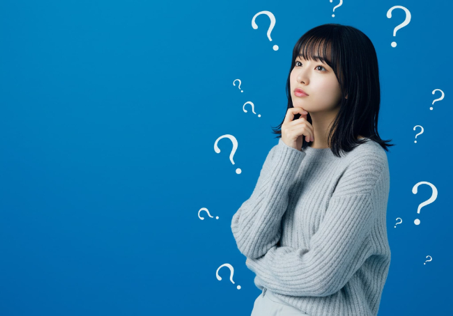 審美歯科とはどんな治療か考える女性