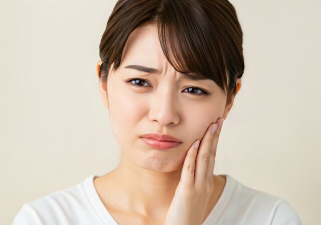 歯に違和感を感じ、歯を失う原因を考えている女性