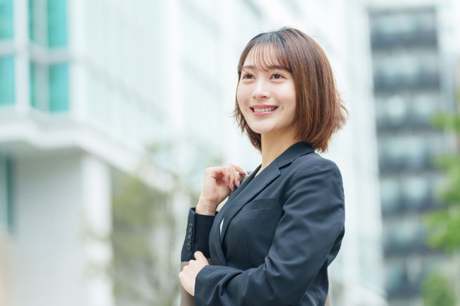 不正咬合を矯正治療して美しい歯並びとなった笑顔の女性