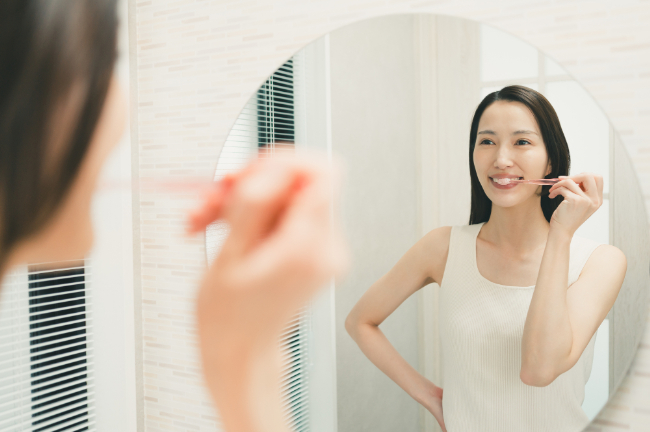 食後の歯磨きを欠かさない女性