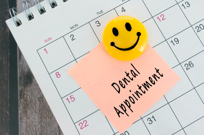 矯正治療中に虫歯になるのを予防するために定期的に歯科検診を受けるイメージ