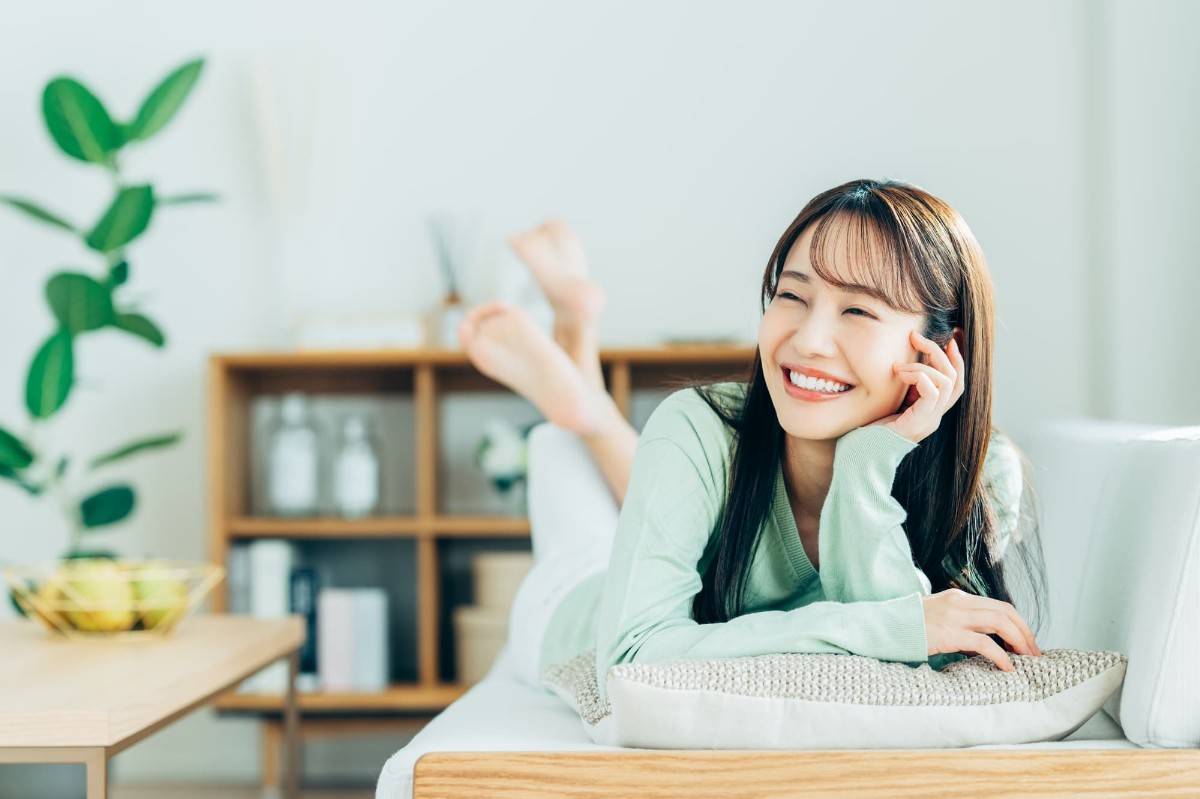 適切なケアでインビザライン矯正の後戻りを防ぐことができた笑顔の女性