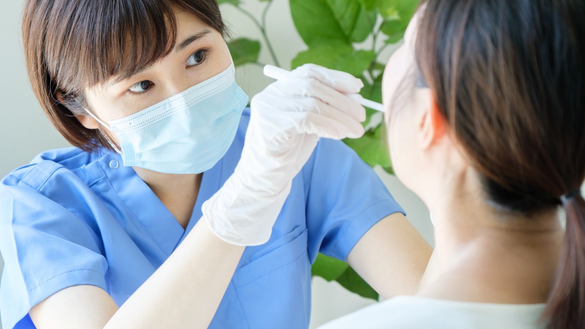 インビザライン矯正後に後戻りして歯科医にみてもらう患者