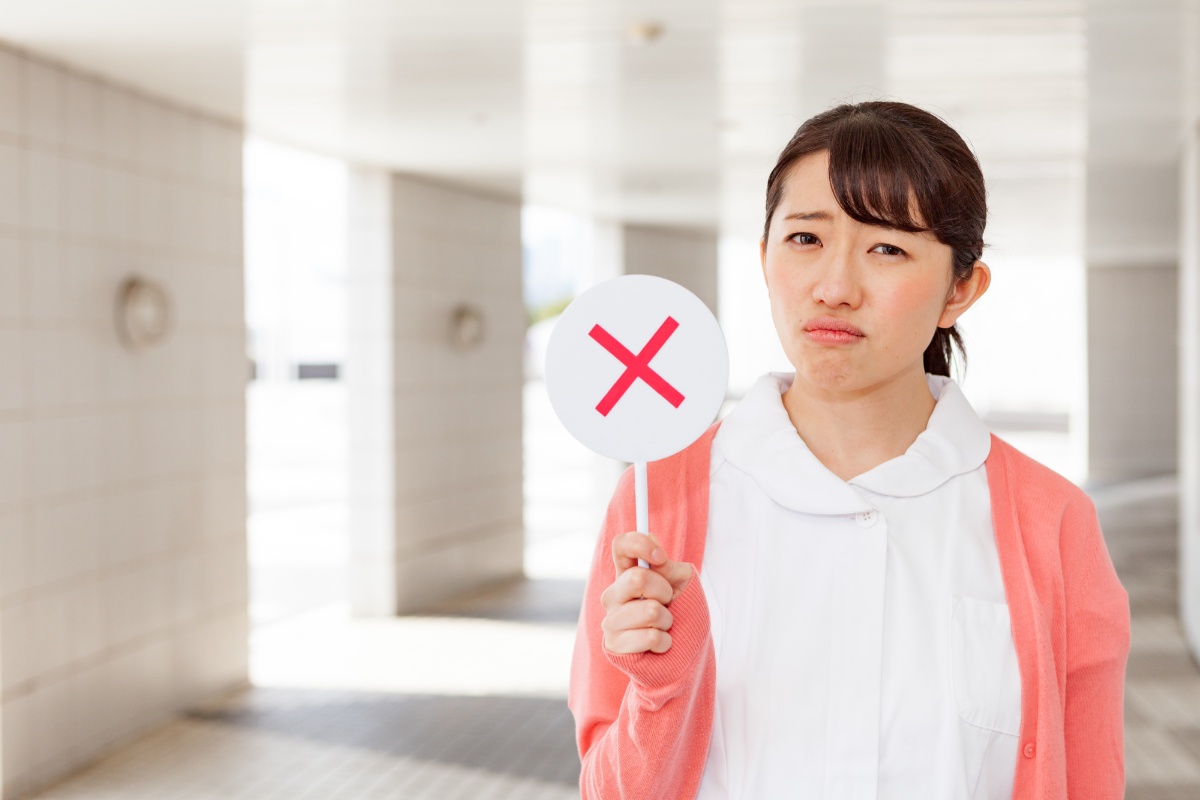 インビザライン Goが適応外だとバツマークで知らせる女性