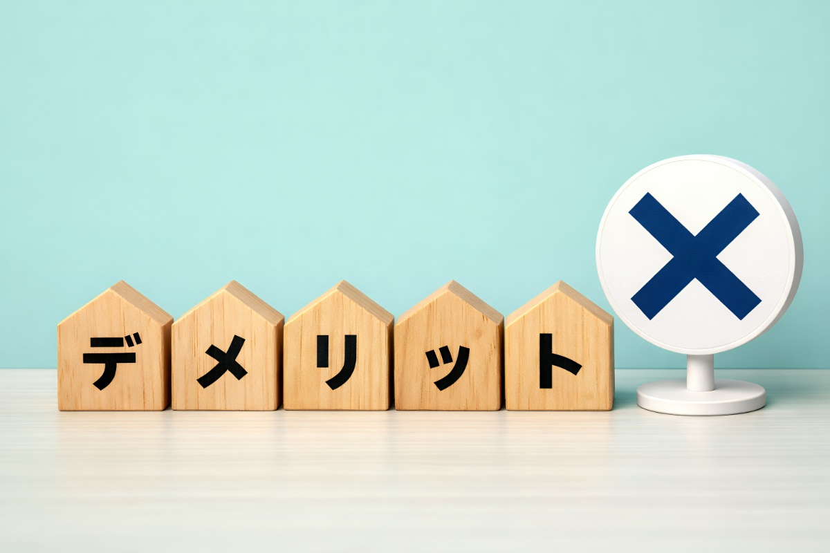 バツマークとデメリットと書かれた木のブロック