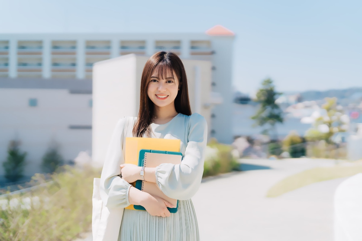 マウスピース矯正で整った歯並びになった笑顔の女性