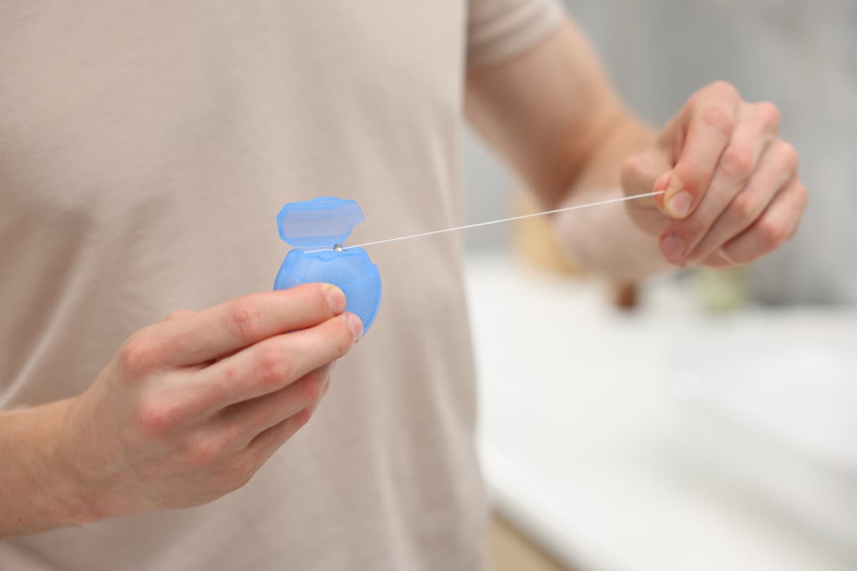 歯磨き時にデンタルフロスも使用する様子