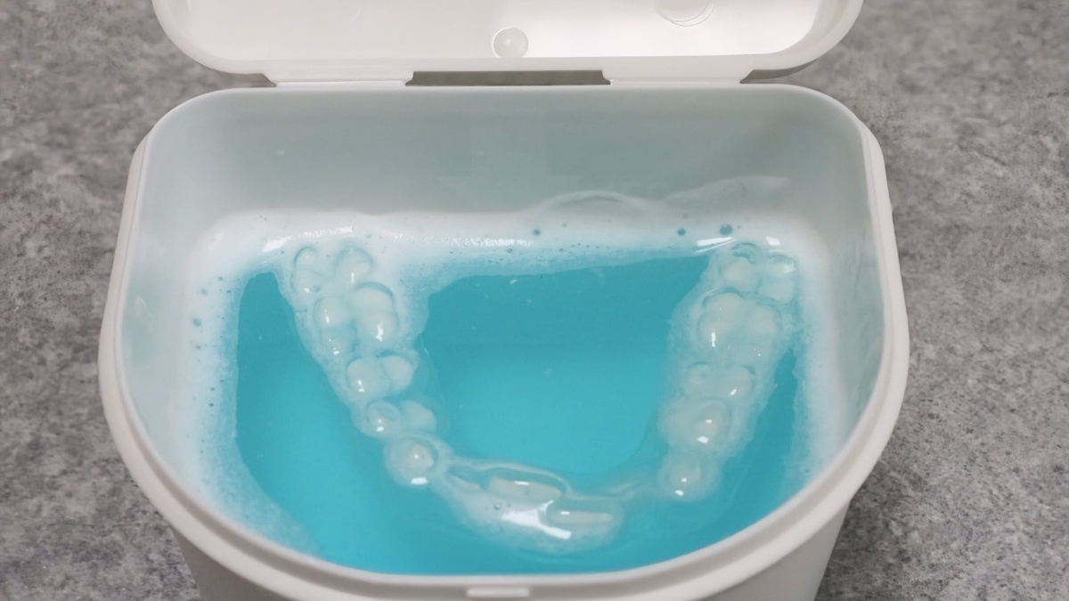 洗浄液につかっているマウスピース